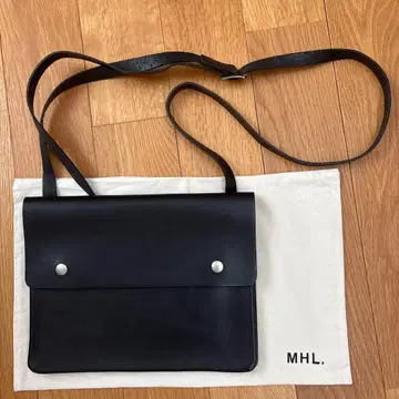 MHL. 가죽 숄더백 블랙