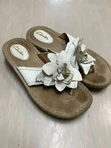 Clarks 플라워 모티브 가죽 샌들 화이트 22.5