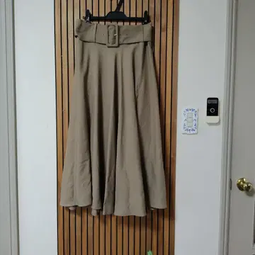 벨트 포함 플레어 스커트 베이지