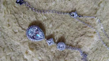 가격 인하합니다. Swarovski 크리스탈 목걸이