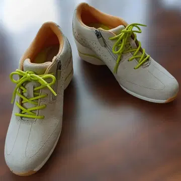 새상품급 미즈노 사이드 지퍼 스니커즈 베이지 라임 그린 23.5cm