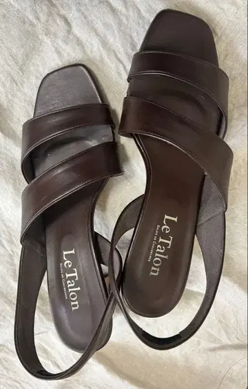 르 탈롱 샌들 다크 브라운