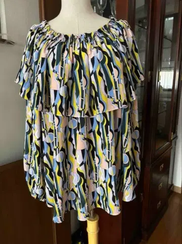 새상품급 EMILIO PUCCI 에밀리오 푸치 실크 100% 블라우스