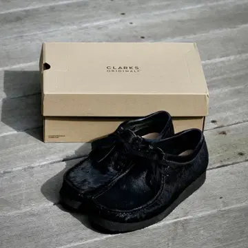 WALLABEE BLACK HAIR ON