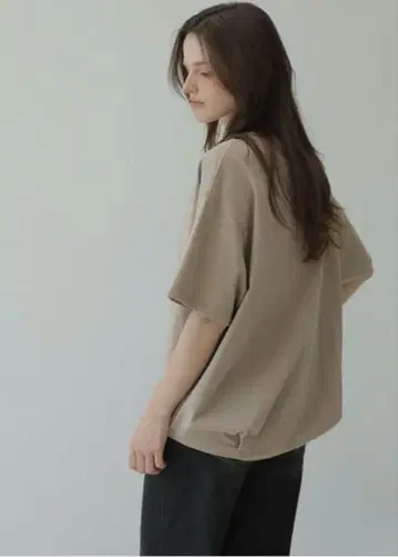 미사용 새상품 ROOMPACKER 유니크 밑단 볼륨 반팔 상의