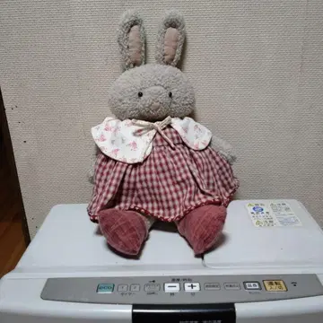 토끼 봉제 인형 체크 무늬 원피스