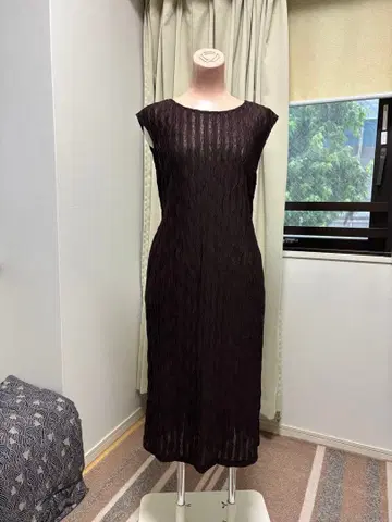 칼 라거펠트 슬리브리스 원피스. 다크 브라운