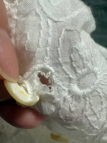화이트 자수 긴팔 블라우스