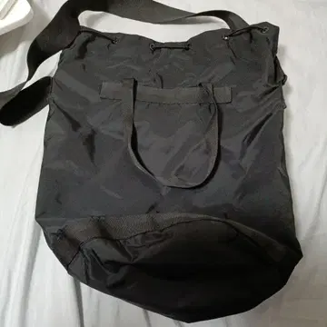 UNIQLO U 드로우 스트링 숄더백 블랙