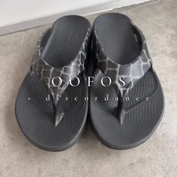 새상품급 OOFOS x discordance OORIGINAL 샌들 40