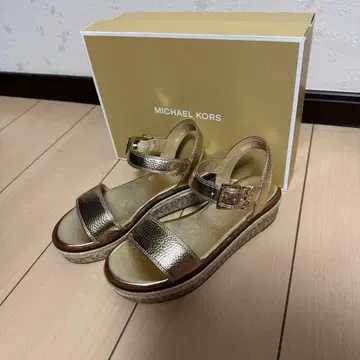 MICHAEL KORS 골드 샌들