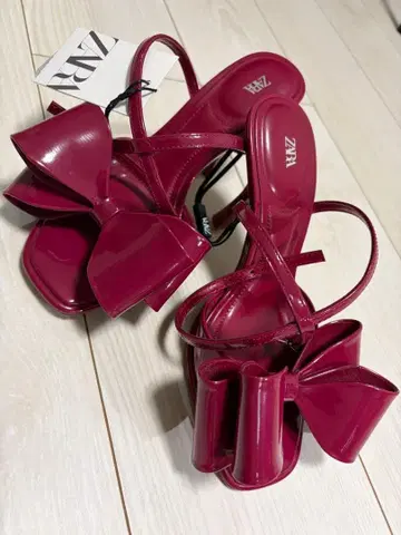 ZARA 리본 포함 샌들 보르도