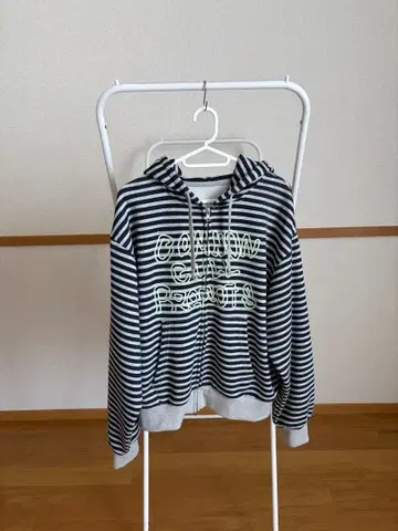COMMON GULL PRODUCTS 그네 탄 보더 후드티