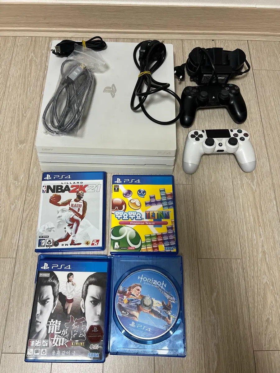 플스4 프로 1TB 화이트 본체 + 게임 4개 + 컨트롤러 2개 + 듀얼