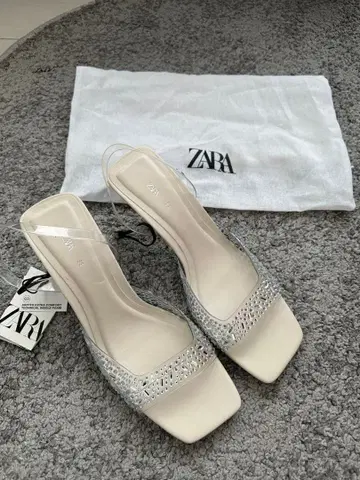 ZARA 인기 완판템 클리어 반짝이 화이트 샌들 미사용 새상품