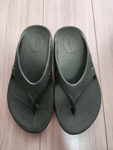 OOFOS OOriginal 비치 샌들 카키