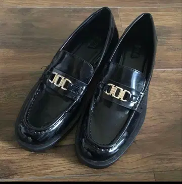 ZARA 에나멜 로퍼 블랙 골드 금장 장식