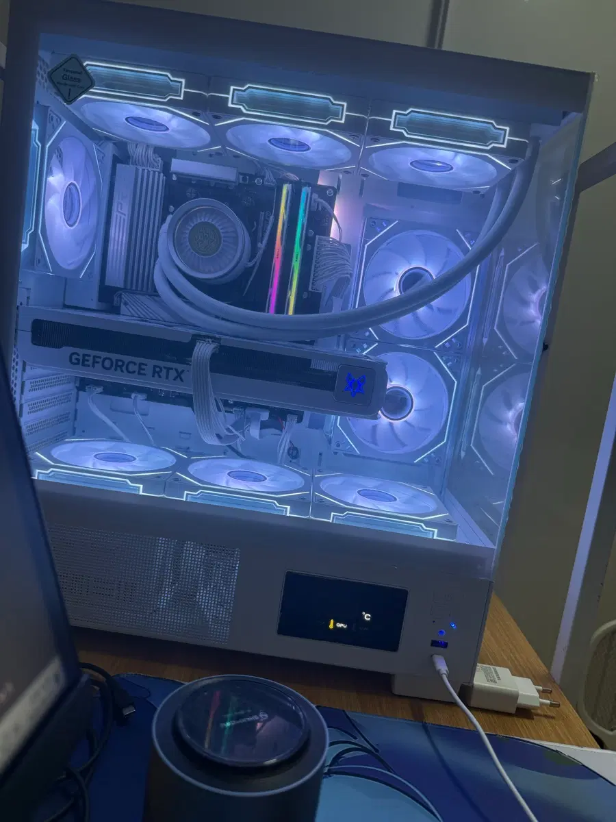 화이트 커스텀 PC RTX 그래픽카드 포함 5070 게이밍 컴퓨터