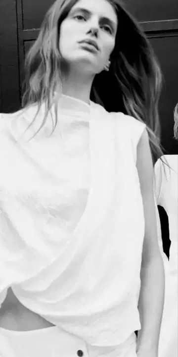 미사용 새상품 택 포함 ZARA 새틴 랩 상의 화이트 / XS 사이즈