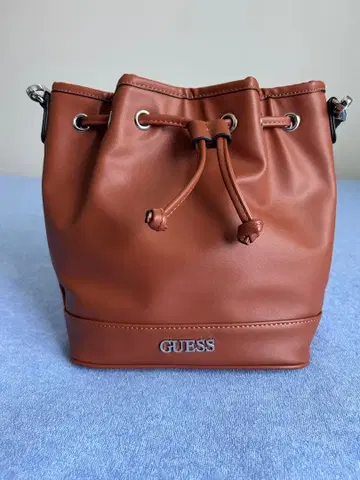 GUESS 복조리형 숄더백 브라운