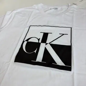 CalvinKlein 빅 로고 티셔츠 반은 로고가 엄청 눈에 띄어요