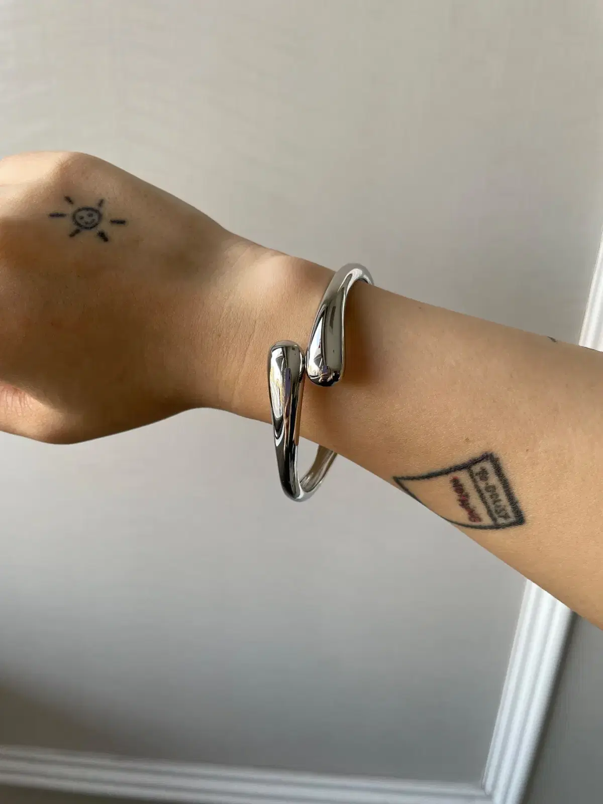 NANO UNIVERSE 나노유니버스 open cross bangle