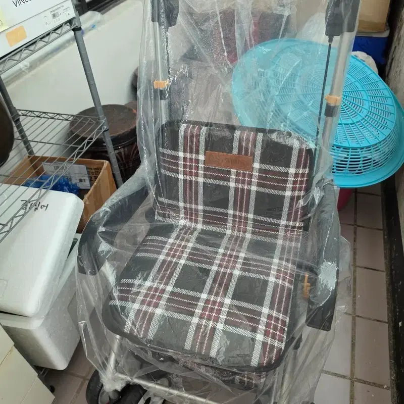 보행 보조기 휠체어 체크무늬 팝니다