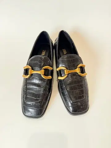 ZARA 악어 엠보싱 비트 로퍼 블랙