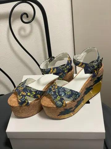 ANNA SUI 파인애플 패턴 통굽 샌들