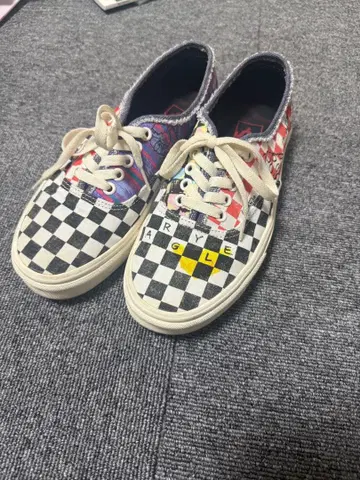 VANS x Stranger Things Authentic 25.5