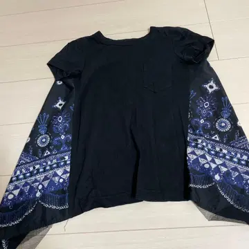 sacai 이소재 절개 반팔 T셔츠 블랙 x 블루 페이즐리 무늬