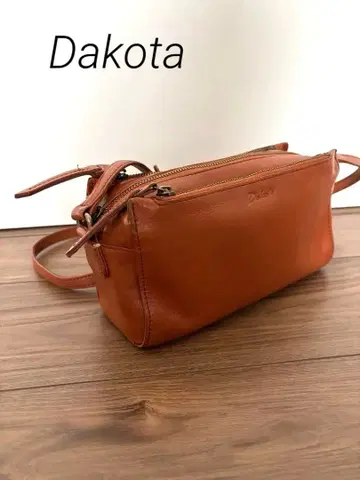 Dakota 가죽 스퀘어 숄더백 브라운