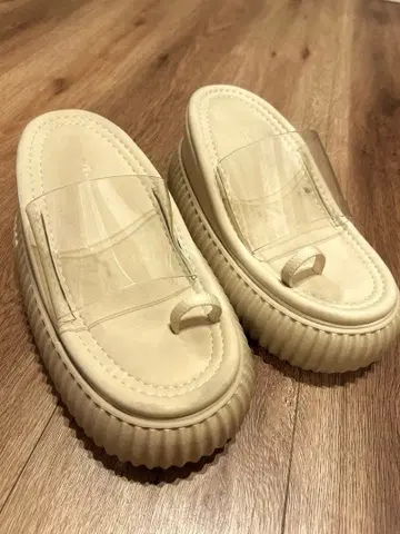 YELLO 플랫폼 샌들