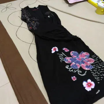Desigual 슬리브리스 상의 블랙 꽃무늬 S