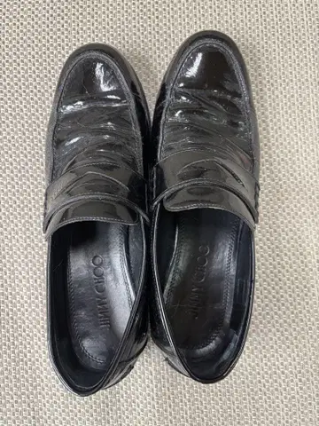 JIMMY CHOO 에나멜 로퍼 블랙