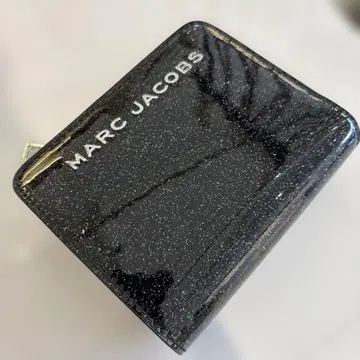 Marc Jacobs 로고 글리터 컴팩트 2단 접이식 지갑 블랙