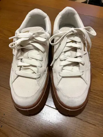 PUMA 통굽 스니커즈 화이트
