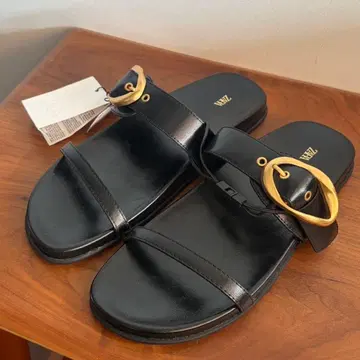 [ 새상품 ] ZARA 골드 버클 플랫 샌들 블랙 23.5cm