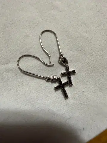 K10WG 크로스 모티브 블랙 다이아 귀걸이