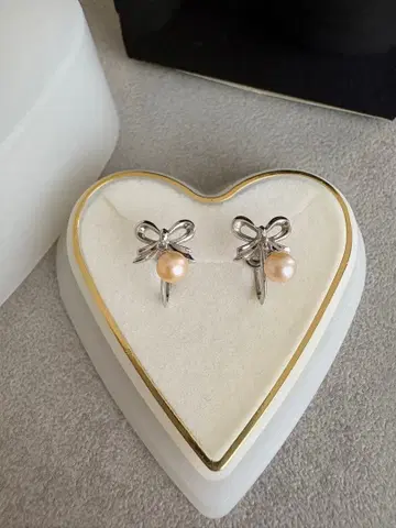 JEWELRY TSUTSUMI 리본 펄 귀찌