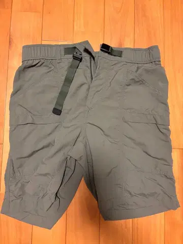 UNIQLO 나일론 숏팬츠 카키 S 사이즈