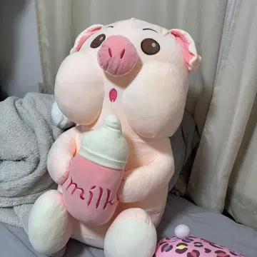 밀크 보틀을 든 돼지 봉제 인형