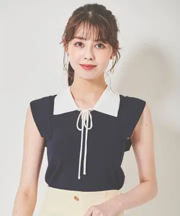 트란테안 배색 카라 부착 니트 미사용 새상품