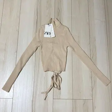 새상품 ZARA 리브 니트 하이넥 베이지 긴팔 백 오픈 타이트