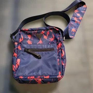 GUESS 숄더백 꽃무늬 네이비
