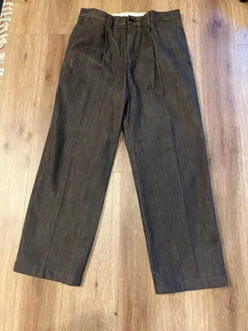 UNIQLO :C 턱 스트레이트 팬츠 (데님) 브라운 W82cm