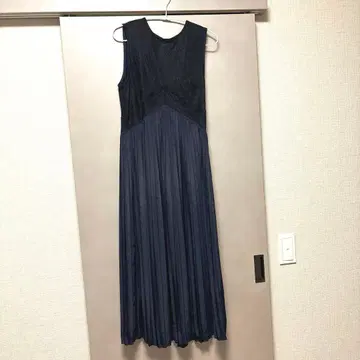 슬리브리스 레이스 절개 새틴 플리츠 원피스 네이비 ZARA