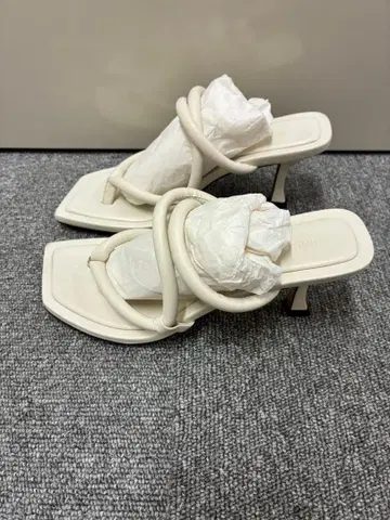 지미추 샌들 화이트