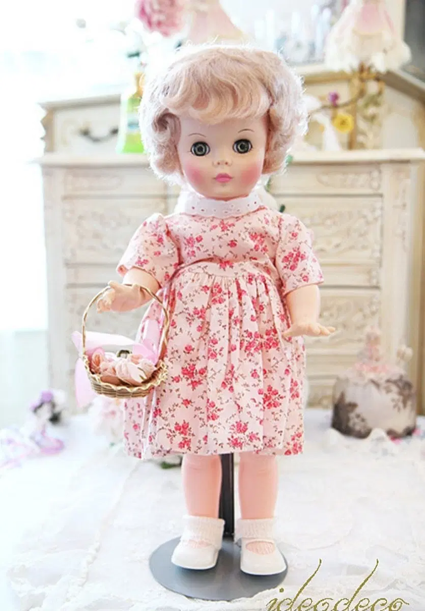 1960년대 금발의 컬링 숏헤어가 사랑스러운 빈티지 Doll