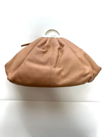 가죽 클러치백 베이지 메탈 핸들